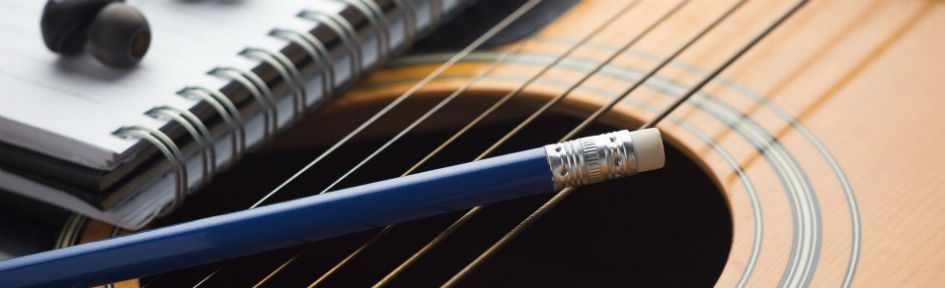 Caneta, papel e violão: itens básicos na vida do compositor