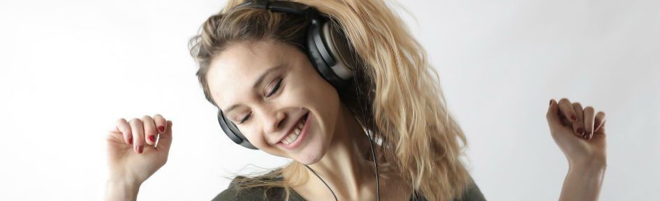 Mulher jovem ouve música no fone de ouvido