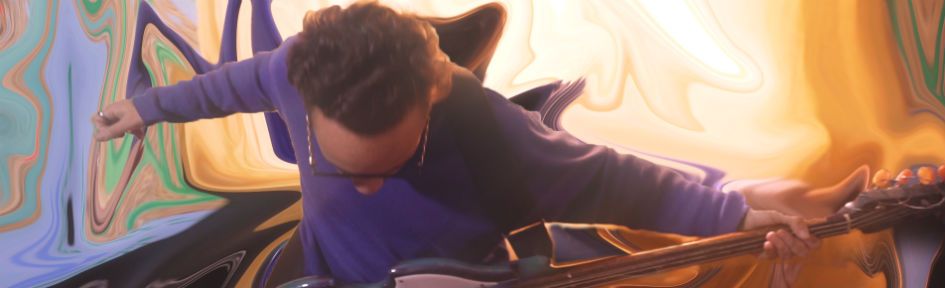 Marcus Alves com seu baixo inseparável