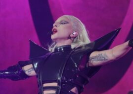 Lady Gaga protesta pelo direito ao aborto em show nos EUA