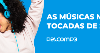 Mulher com fode ouvido escutando as músicas mais tocadas de 2022