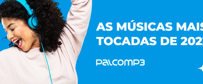 Mulher com fode ouvido escutando as músicas mais tocadas de 2022