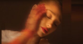 Ariana Grande estreia no topo da parada americana de singles com “Yes, And?”!