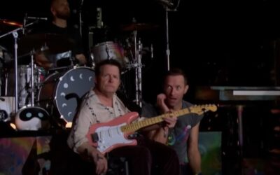 Coldplay recebe Michael J. Fox no palco do festival Glastonbury para performance de “Fix You”